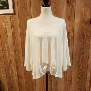 🥀NWT Bucketlist White/Cream Front-Knot Flutter-Sleeve Top (L)🥀
